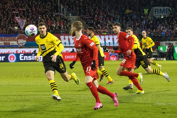 Football match, Jan-Niklas BESTE 37 1.FC Heidenheim on the ball in a duel with Thomas MEUNIER Borussia Dortmund, in the background Marvin PIERINGER 1.FC Heidenheim and Marcel SABITZER Borussia Dortmund, football stadium Voith-Arena, Heidenheim