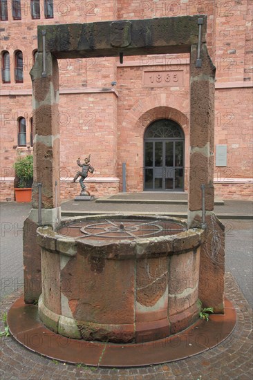 Castle fountain with beams and carnival figure, year, draw well, provisions magazine, historic city centre, Mainz, Rhine-Hesse region, Rhineland-Palatinate, Germany, Europe