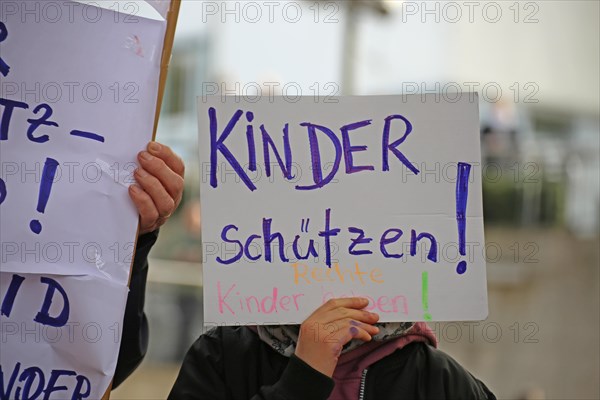 Corona protests in Mannheim: Several hundred opponents of the current corona measures gather at a rally organised at short notice