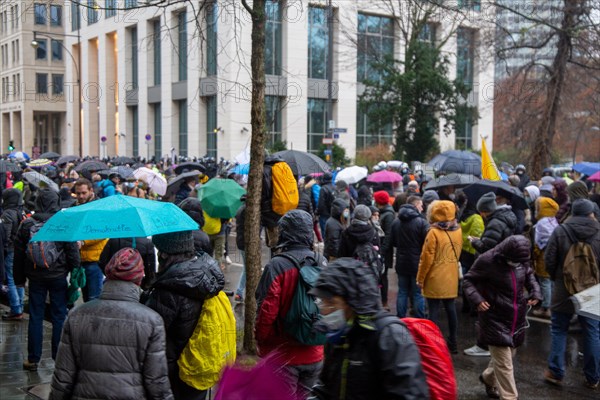 Demonstration in Frankfurt against the corona measures: The demonstration was broken up after a few minutes due to a lack of safety distances between the participants. The participants were forced to keep a safe distance of 1.50 metres between each other