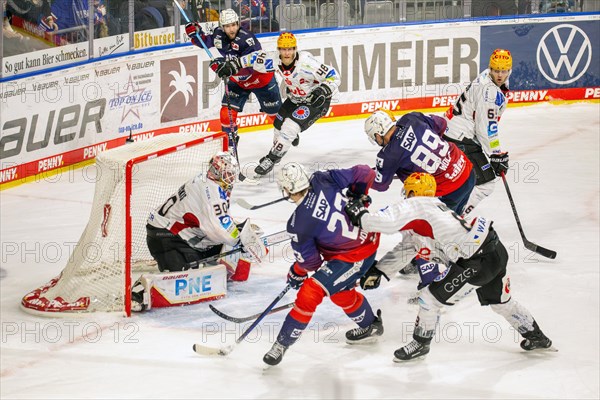 Game scene Adler Mannheim against Fischtown Pinguins Bremerhaven (PENNY DEL, German Ice Hockey League)