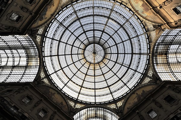 Vittorio Emanuele II Gallery, glass dome seen from the arcade, the world's first covered shopping arcade by architect Giuseppe Mengoni, 1872, Milan, Milano, Lombardy, Italy, Europe