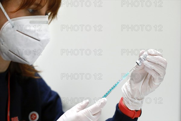 Drawing up a syringe with the Biontech Pfizer active ingredient Comirnaty against Covid19 in a vaccination centre, Rathenow, 14.04.2021