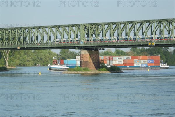 South bridge over the Rhine, railway bridge, Rhine bridge, railway, train traffic, ICE, ship traffic, cargo ship, bridge pier, old town, Mainz, Rhine-Hesse region, Rhineland-Palatinate, Germany, Europe