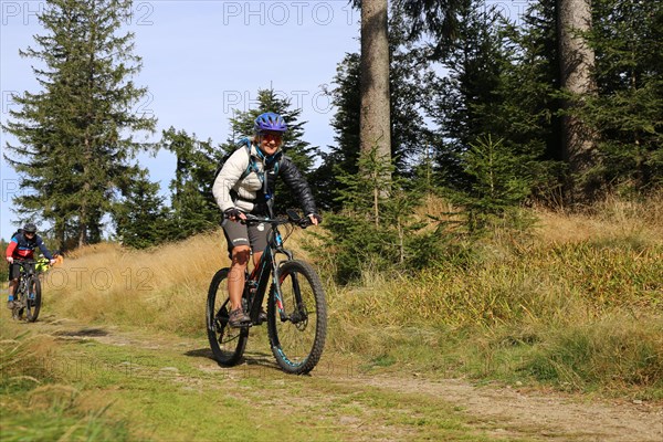 Mountain bike tour through the Bavarian Forest with the DAV Summit Club: Mountain bikers in the Bohemian Forest near the border with Bavaria
