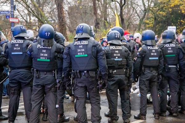 Demonstration in Frankfurt against the corona measures: The demonstration was broken up after a few minutes due to a lack of safety distances between the participants. The participants were forced to keep a safe distance of 1.50 metres between each other