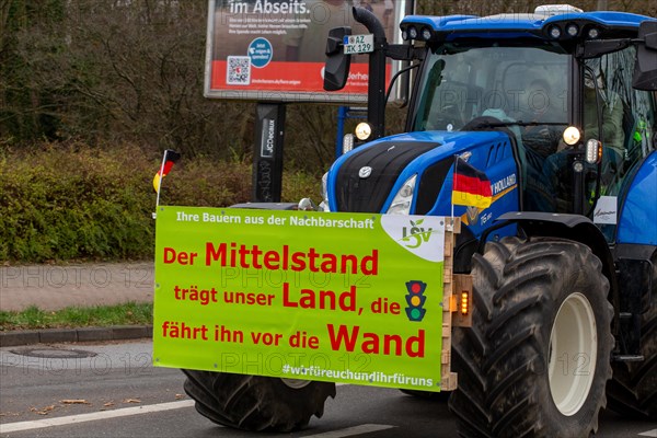 Farmers' protests in Ludwigshafen am Rhein: Large convoy of farmers from the Southern Palatinate and the Vorderpfalz on their way to a rally in Ludwigshafen. The protests are taking place nationwide and are directed against the government's plans to cancel subsidies for agricultural diesel and tax breaks for agricultural vehicles