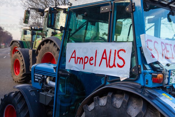 Farmers' protests in the southern Palatinate near Landau: near Hochstadt, farmers blocked a lane of federal highway 272 to protest against the cancellation of subsidies for agricultural diesel