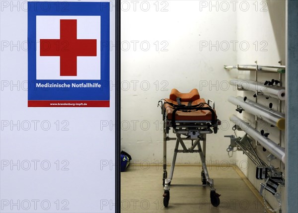 Room with couch for emergency medical assistance in a vaccination centre, Rathenow, 14.04.2021