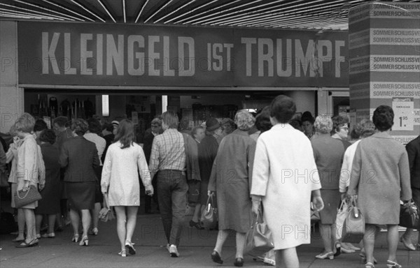 DEU, Germany, Dortmund: Personalities from politics, business and culture from the years 1965-71. Dortmund. Trade. Summer sales (SSV) 1965. slogan: small change is trumps, Europe