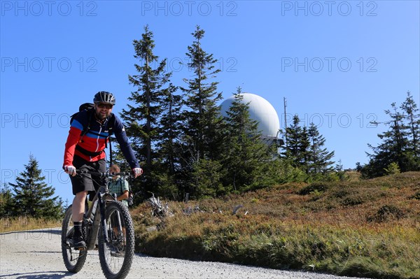 Mountain bike tour through the Bavarian Forest with the DAV Summit Club: Mountain bikers on the summit of the Grosser Arber 1, 456 metres above sea level