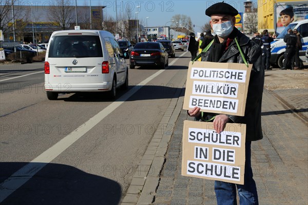 Rally against the corona measures: Demonstrators express their criticism of the corona policy with an authorised sign campaign in Industriestrasse in Ludwigshafen