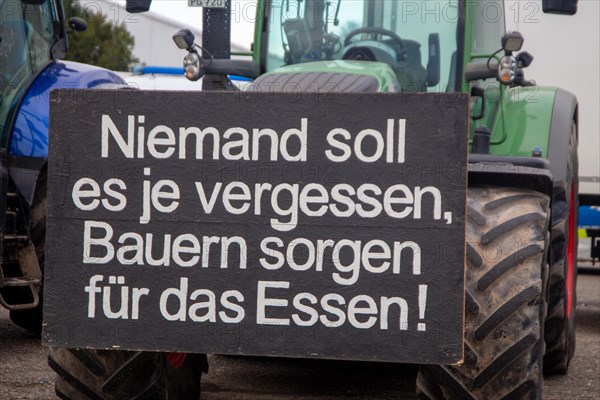 Farmers' protests in Ludwigshafen am Rhein: large demonstration by farmers from the Southern Palatinate and the Vorderpfalz at the Friedrich-Ebert-Halle