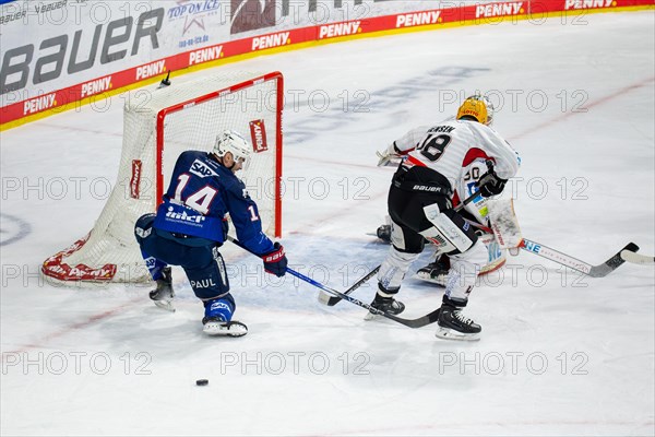 Game scene Adler Mannheim against Fischtown Pinguins Bremerhaven (PENNY DEL, German Ice Hockey League)