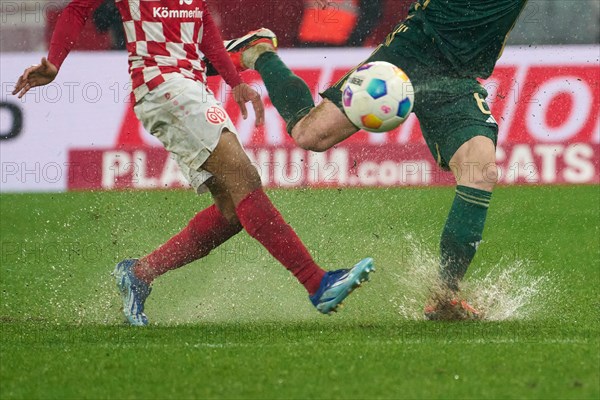 Bundesliga catch-up match Mainz 05-Union Berlin at the MEWA Arena in Mainz. Mainz's Leandro Barreiro (l) and Berlin's Robin Gosens battle for the ball. Mainz, Rhineland-Palatinate, Germany, Europe