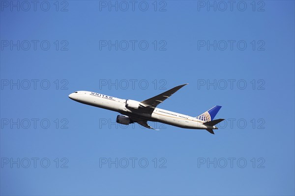 A passenger aircraft of the US airline United takes off from Frankfurt Airport