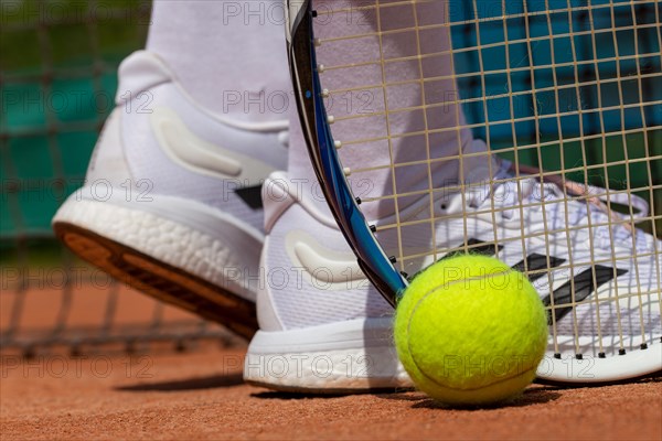 Symbolic image of tennis: close-up of a tennis player on a clay court