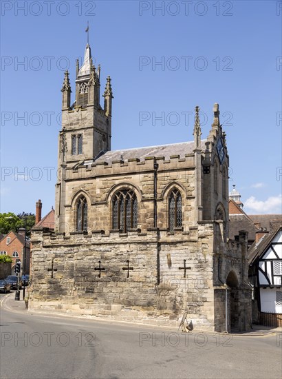 East Gate and St Peter's Chapel, Warwick, Warwickshire, England, UK