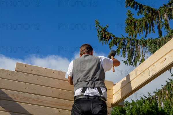 Timber construction: Carpenters assembling a garden sauna in Mutterstadt in the Rhein-Pfalz district. Timber prices are still high and waiting times are very long
