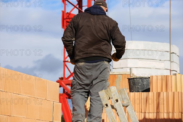 Bauarbeiter (Maurer) auf der Baustelle (Bauarbeiter (Maurer) arbeitet auf der Baustelle)