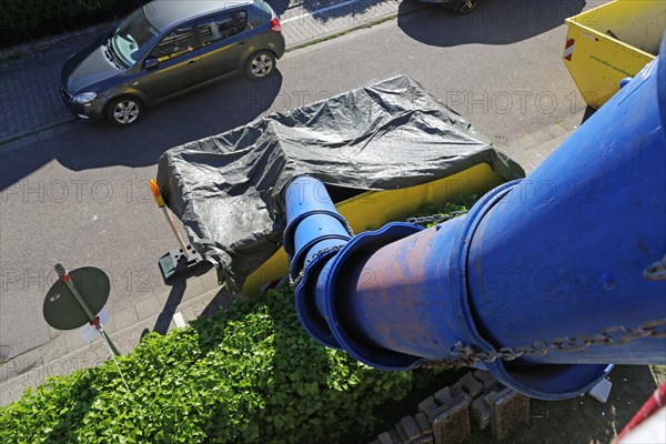 Debris chute for disposing of building rubble