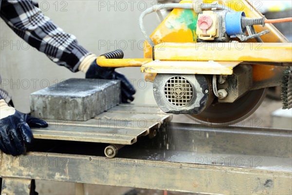 Bricklayer at the stone cutter