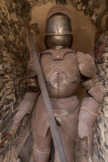 Rusty knight's armour with lance in a niche in the outer bailey, Ronneburg Castle, medieval knight's castle, Ronneburg, Ronneburger Huegelland, Main-Kinzig-Kreis, Hesse, Germany, Europe