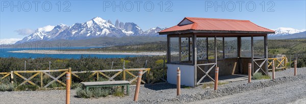 Mountain range with lake, in the foreground hut with wildlife protection fence, Torres del Paine National Park, Parque Nacional Torres del Paine, Cordillera del Paine, Towers of the Blue Sky, Region de Magallanes y de la Antartica Chilena, Province Ultima Esperanza, UNESCO Biosphere Reserve, Patagonia, End of the World, Chile, South America