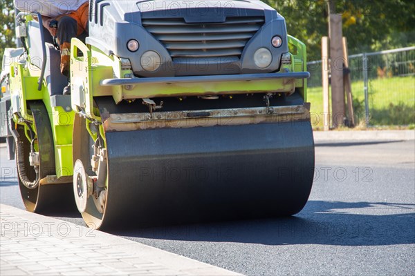 Roadworks in Neunkirchen/Saar: Tandem roller in action. A tandem roller is often used as the last construction vehicle during asphalt work