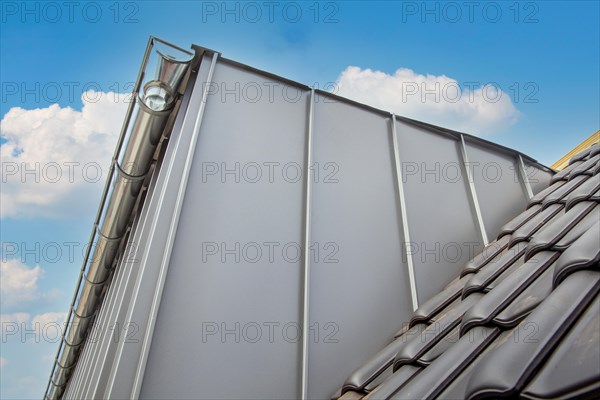 New tiling of a tiled roof. The new dormer window with aluminium cladding is already finished