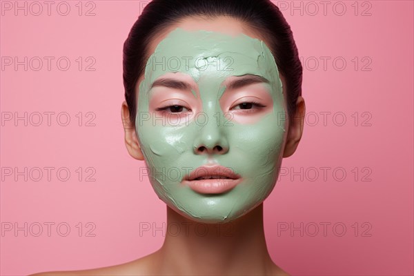 Face of woman with green matcha tea beauty face mask on pink background. KI generiert, generiert AI generated