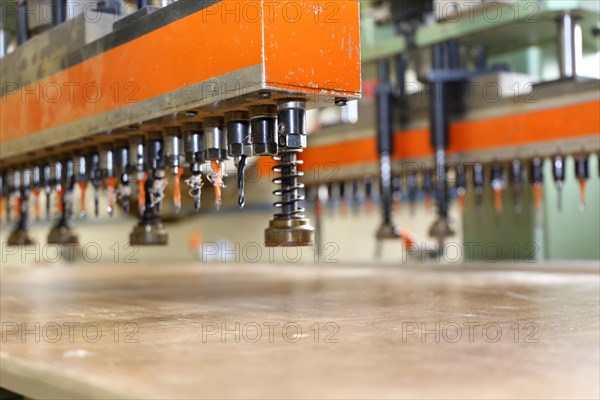 Automatic drilling machine or hole line drilling machine as used in a cabinet maker's workshop