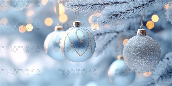 Blue and golden Christmas tree baubles on snow covered tree. KI generiert, generiert AI generated