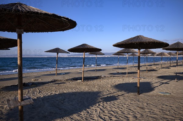 Sunshades, beach bar, empty, beach, sea, Peraia, also Perea, evening light, Thessaloniki, Macedonia, Greece, Europe
