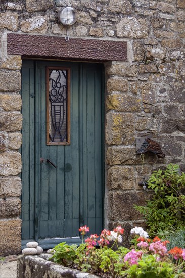 Old wooden door in a typical stone house, granite stone house, Ile de Brehat, Departement Cotes-d'Armor, Brittany, France, Europe