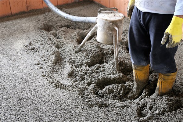 Flowing screed indoors