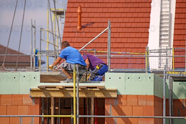 Construction worker (bricklayer) on the building site (Mutterstadt development area, Rhineland-Palatinate)