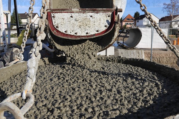 Fahrmixer (LKW) liefert Frischbeton zur Baustelle (Truck mixer delivers fresh concrete to the construction site)