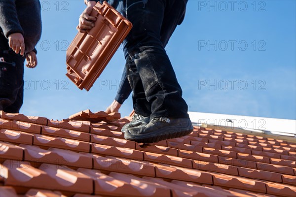 Roofing work, re-roofing of a tiled roof