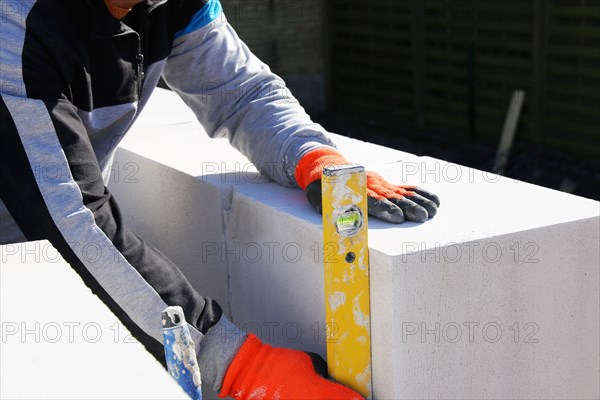 Bauarbeiter (Maurer) auf der Baustelle (Bauarbeiter (Maurer) arbeitet auf der Baustelle)