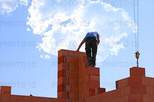 Bauarbeiter (Maurer) auf der Baustelle (Bauarbeiter (Maurer) arbeitet auf der Baustelle)