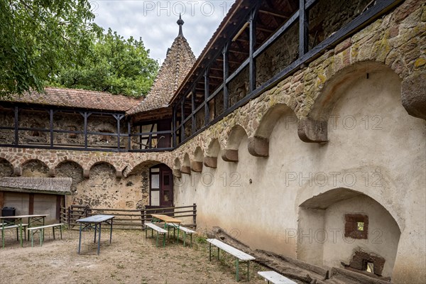 Fortifications, battlements with turrets on the outer bailey, Ronneburg Castle, medieval knight's castle, Ronneburg, Ronneburger Huegelland, Main-Kinzig district, Hesse, Germany, Europe