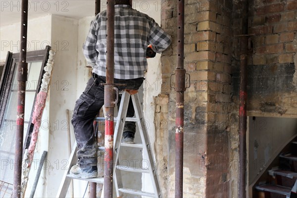 Renovation of old buildings, gutting, core renovation