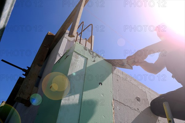 Bauarbeiter (Maurer) auf der Baustelle (Bauarbeiter (Maurer) arbeitet auf der Baustelle)