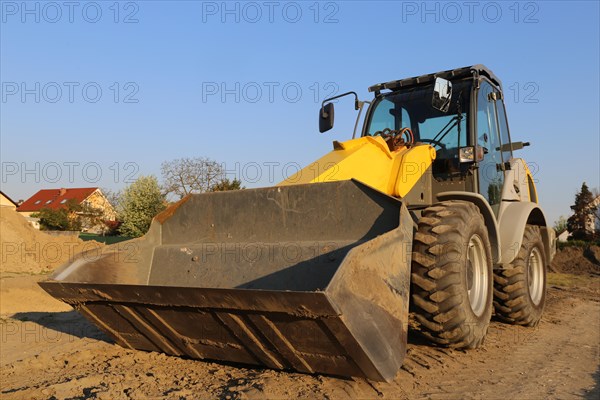 Wheel loader at sunset, here in the Ringstrasse development area (Mutterstadt, Rhineland-Palatinate)