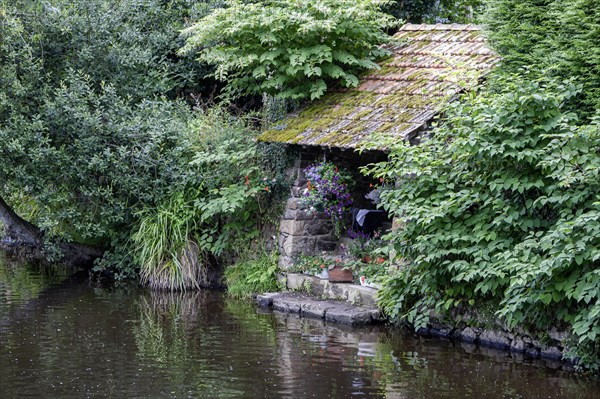 Historic wash house on the River Trieux, Pontrieux, Departement Cotes dArmor, Brittany, France, Europe