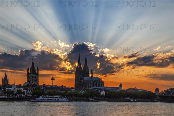 Tolle Sonnenbeams genau ueber dem Koelner Dom zum Sonnenuntergang