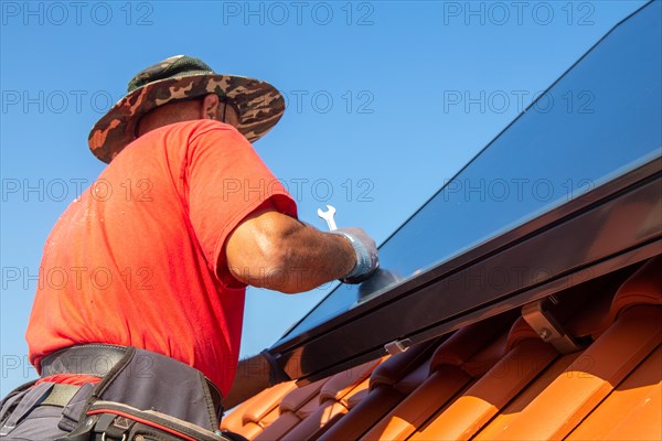 Installation of solar collectors for solar thermal energy. The company Hanschke Solarmontagen installs solar panels on a newly built apartment block in Mutterstadt (Palatinate)