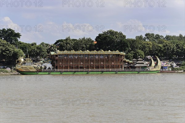 River boat on the Irrawaddy, Irrawaddy, Myanmar, Asia