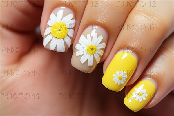 Woman's summer themed fingernails with daisy flowers nail design with yellow and white color. KI generiert, generiert AI generated